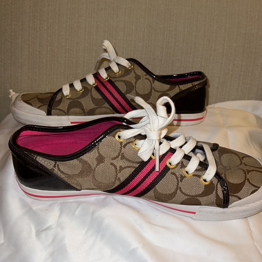 Womens Coach - Picture 2 of 8
